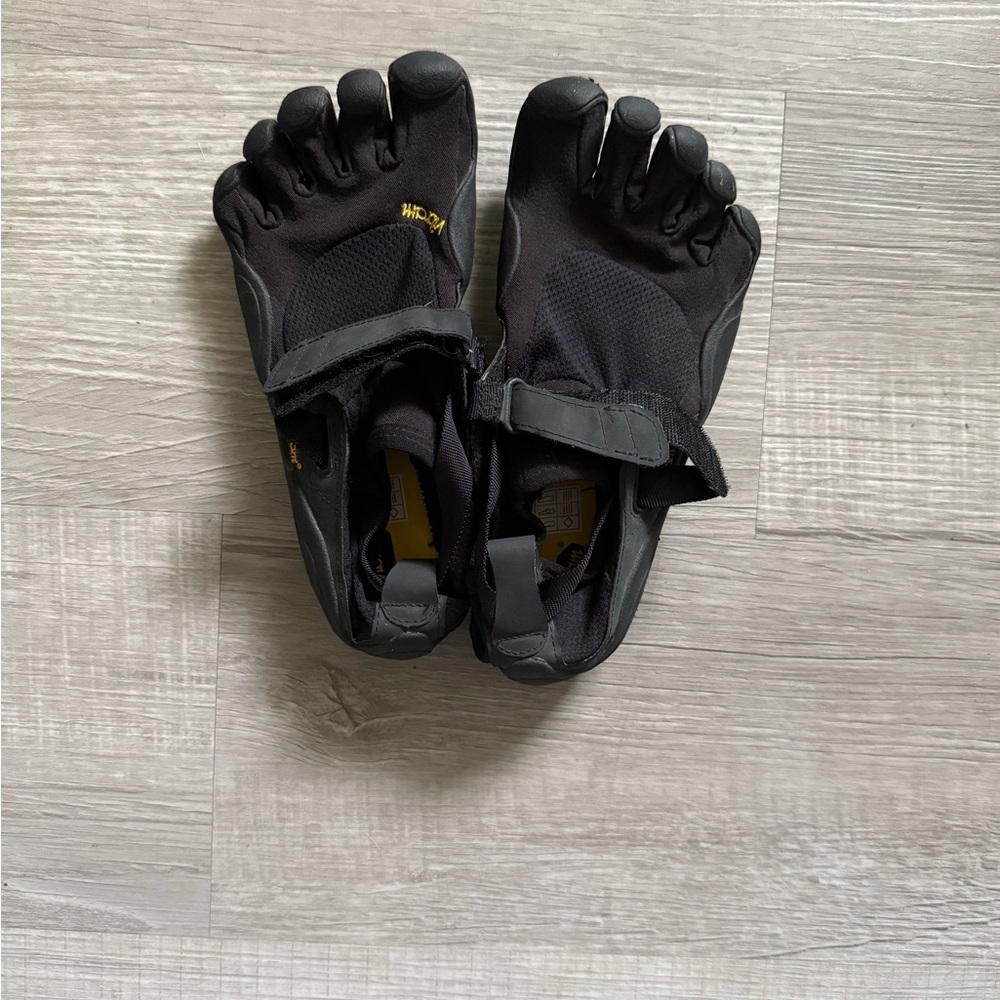 Black Five-Finger Toe Shoes Vibram